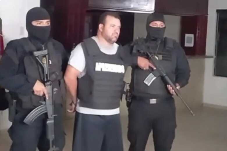 O foragido foi conduzido at&eacute; Porto Quijarro, cidade boliviana vizinha &agrave;&nbsp;Corumb&aacute;. A partir do munic&iacute;pio de Mato Grosso do Sul, a PF conduziu o preso.