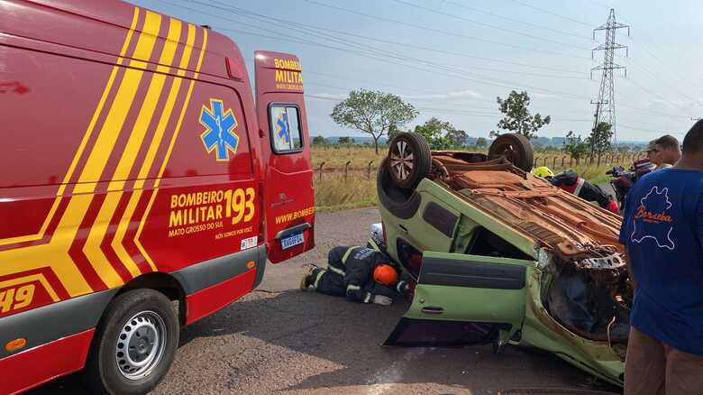 Ve&iacute;culo capotou ap&oacute;s motorista desviar de animal