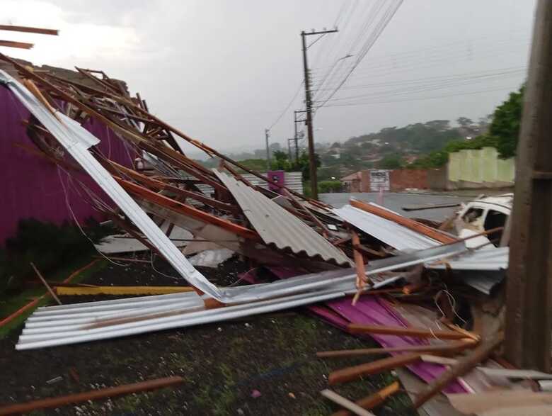 Destelhamento atinge carro em bairro de Predidente Prudente (SP)