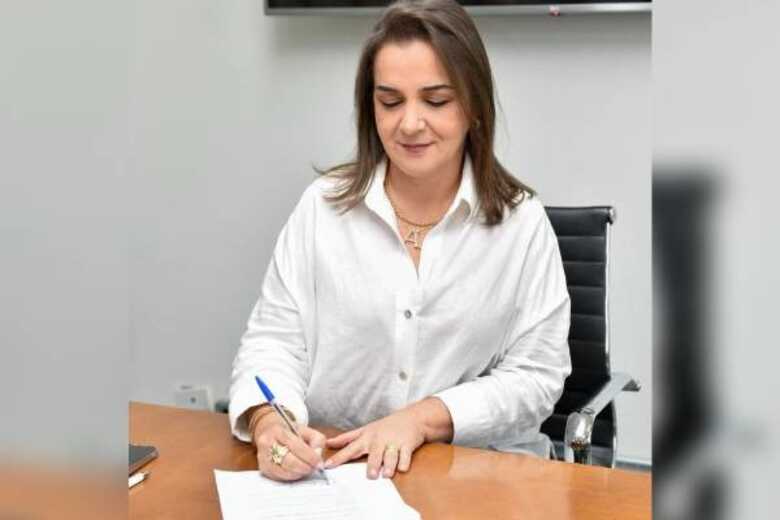 Prefeita Adriane Lopes assinando o Projeto de Lei que altera e insere dispositivos ao Código