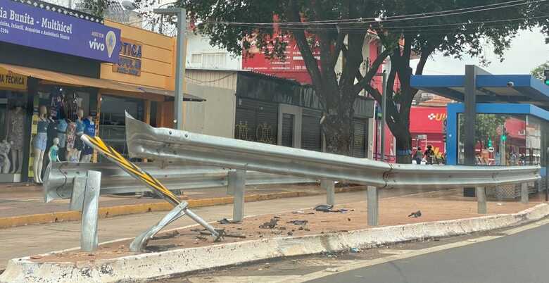 Acidente aconteceu no final da madrugada de domingo (29)