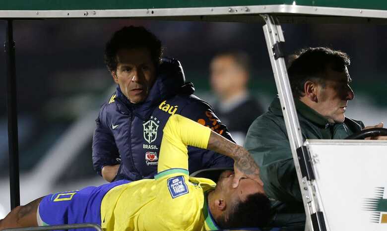 Neymar se machucou atuando pela seleção