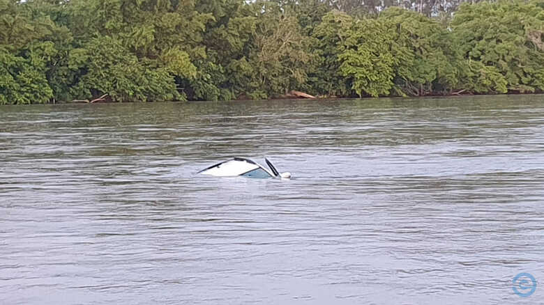 Carro afundo nas &aacute;guas do rio Taquari