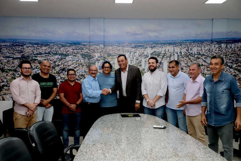 Vereador Carlão passa a presidência interina da Casa de Leis ao vereador Dr. Loester