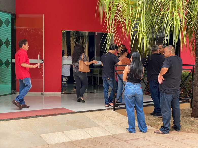 Velório de Gabriel reúne dezenas de pessoas para o último adeus