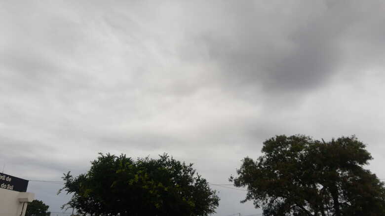 Tempo amanheceu bastante nublado em Campo Grande