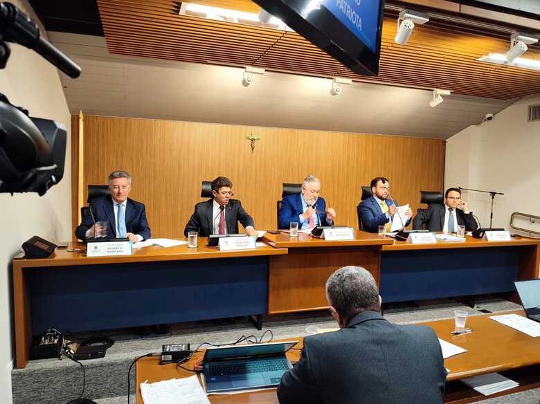 Deputados da CCJR: Roberto Hashioka, Rinaldo Modesto, Antônio Vaz, João Cézar Mato Grosso e Pedrossian Neto