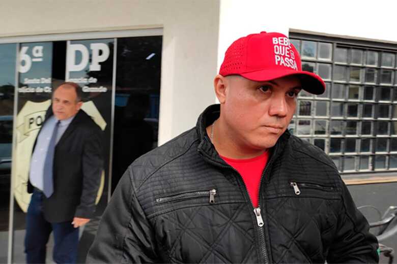 Vigilante patrimonial Jones Vera Gon&ccedil;alves e o advogado Amilton Ferreira, ao fundo