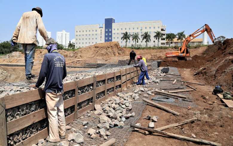 Cerca de 25 oper&aacute;rios,&nbsp;tr&ecirc;s escavadeiras, rolo compactador e quatro caminh&otilde;es trabalham para finalizar a obra
