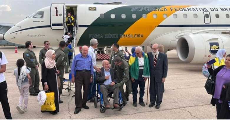 Brasileiros embarcando no voo da FAB rumo ao Brasil