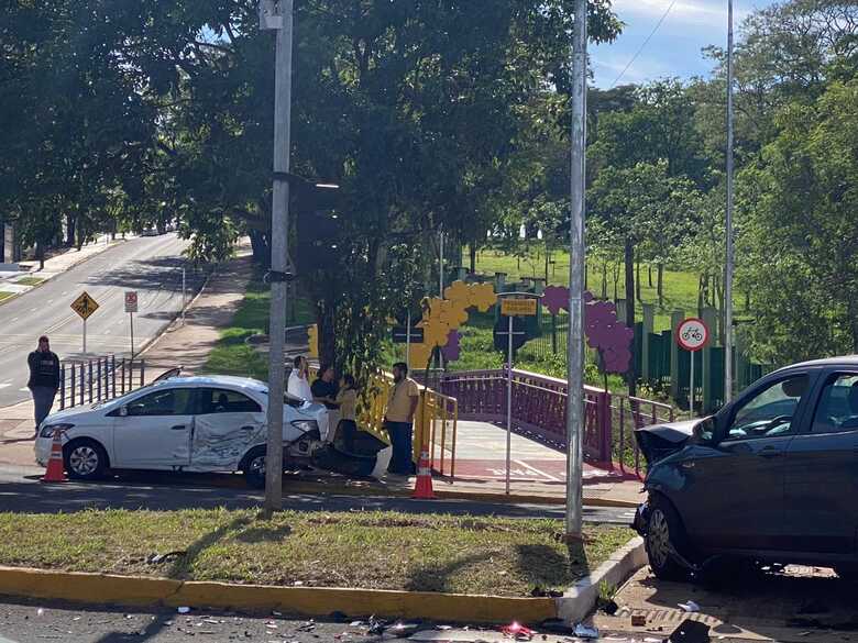 Ve&iacute;culos pararam no canteiro do cruzamento entre as ruas&nbsp;Professor Lu&iacute;s Alexandre de Oliveira e&nbsp;Ant&ocirc;nio Maria Coelho 