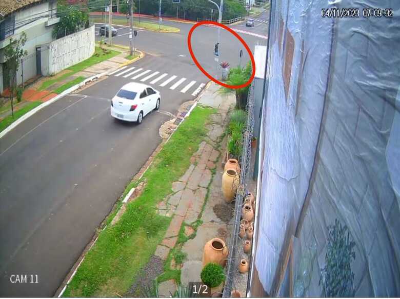 Chevrolet Prisma passa no sinal verde