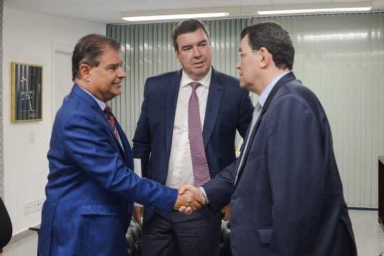 Nelsinho Trad, Eduardo Riedel e o relator da reforma tributária, senador Eduardo Braga
