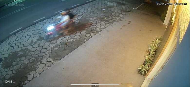 Imagens de c&acirc;mera de seguran&ccedil;a mostram fugitivos com motocicleta Honda CB 300 vermelha, utilizada para fuga.
