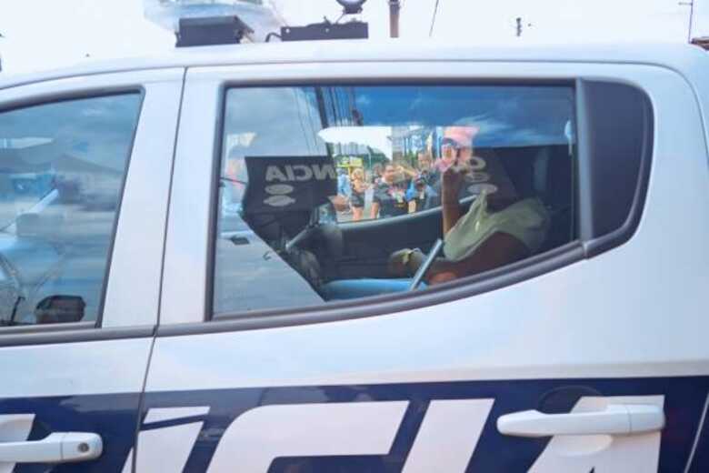 Ana Paula da Silva Giacomelli detida na viatura do BPMTran 