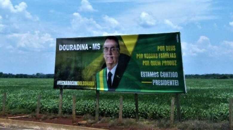 Outdoor de apoio a Bolsonaro - 