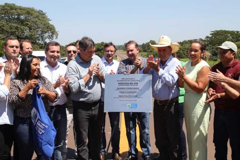 Riedel ao lado de autoridades da entrega da obra