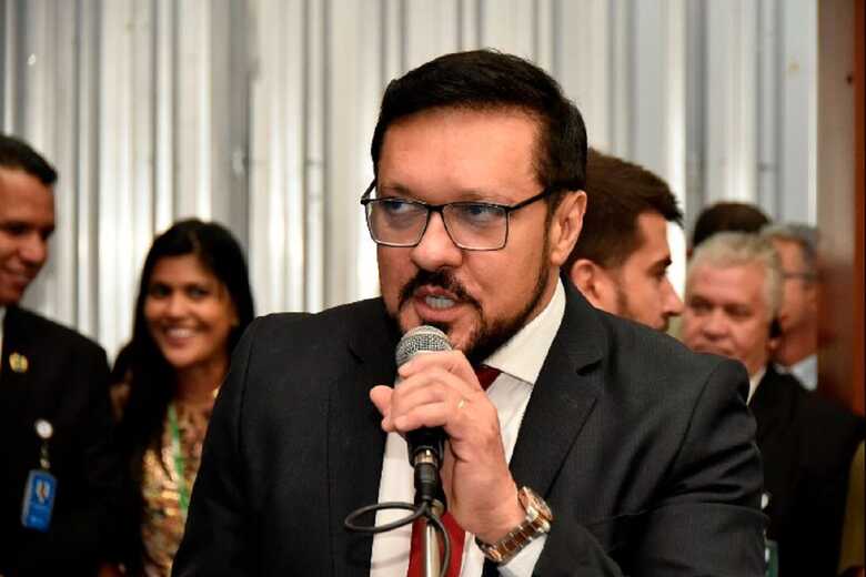 Autor da proposta, deputado Lucas de Lima, sugere oferecer suporte psicol&oacute;gico aos pais e cuidadores de PCDs.