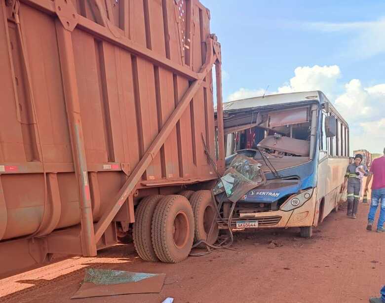 &Ocirc;nibus ficou com a frente bastante danificada