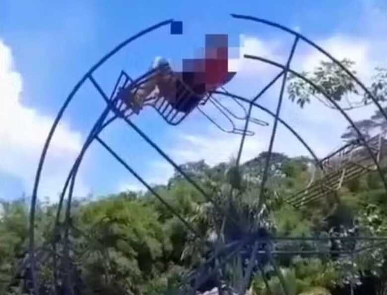 Momento em que mulher cai de roda gigante em Barbacena (MG)