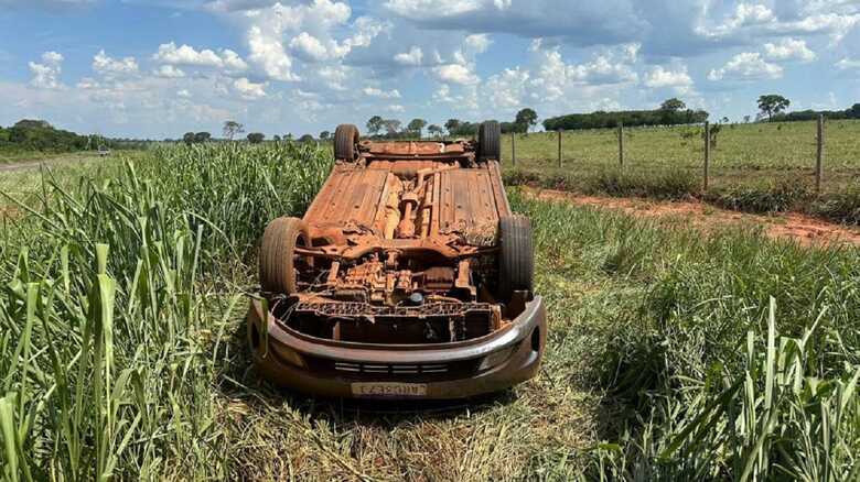 Ve&iacute;culo ficou com as quatro rodas para cima e abandonado