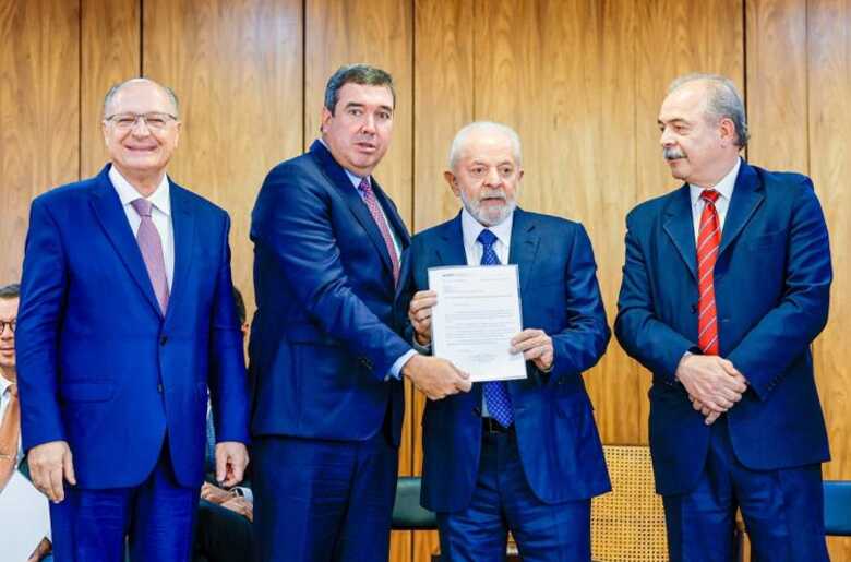 Governador Eduardo Riedel esteve presente na Cerimônia de Anúncio de Financiamento dos Bancos Públicos para Investimentos nos Estados, em Brasília
