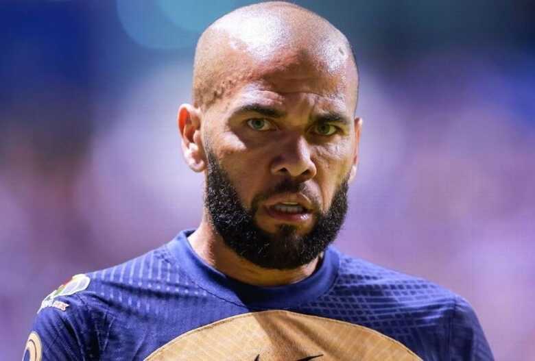 Daniel Alves durante jogo entre Pumas e Pueble, pelo Mexicano