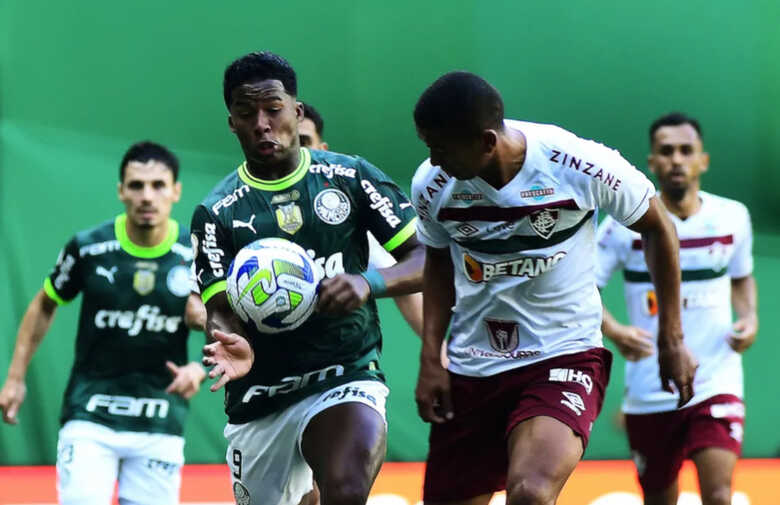 Endrick toca com a mão na bola em lance do gol anulado do Palmeiras