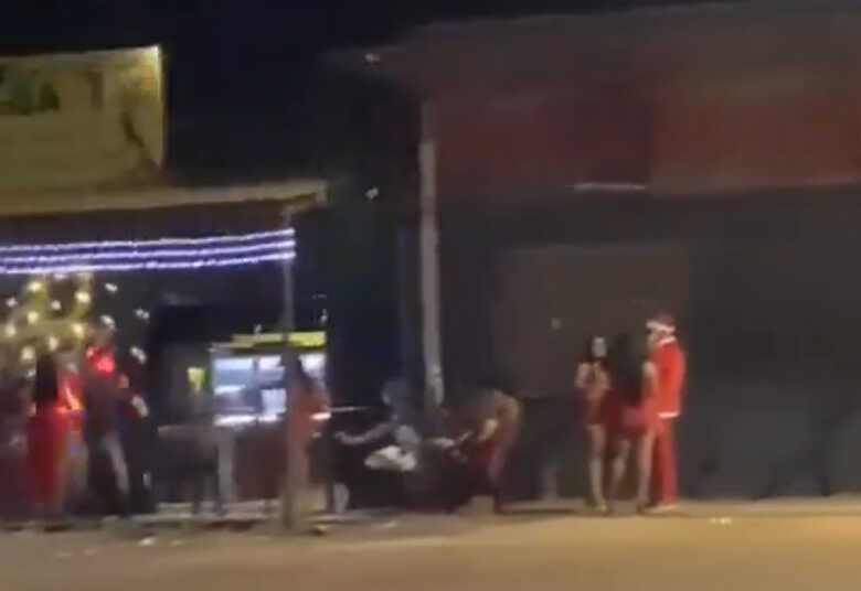 Papai Noel conversando com as novinhas