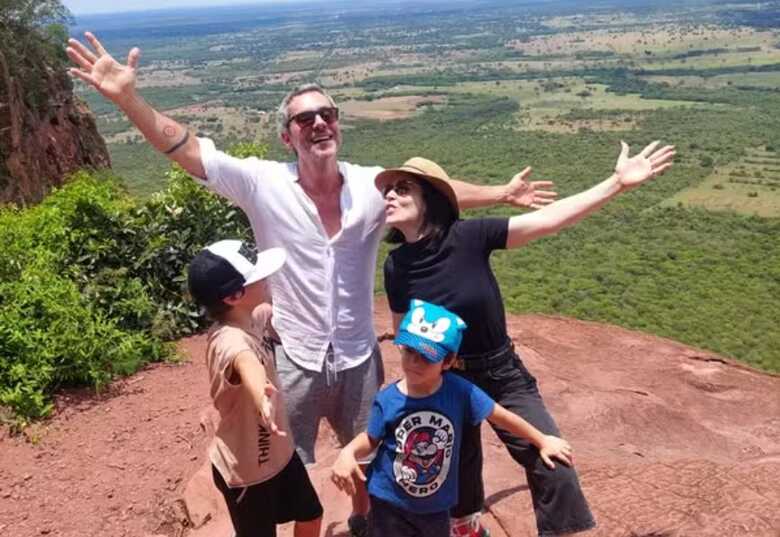 Ator com a família em MS