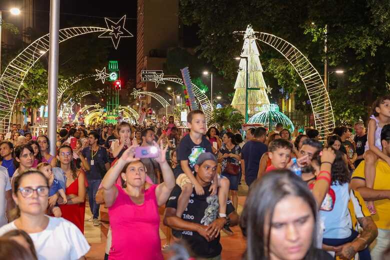 Parada Natalina na 14 de julho aconteceu nesta quarta0feira (6), com a chegada da t&atilde;o aguardada Fam&iacute;lia Rena e o Musical da Matilda.