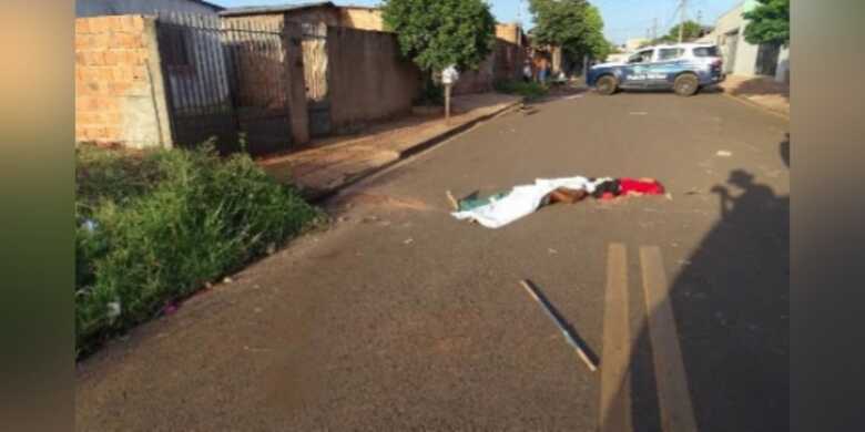 Corpo de Valdir de Souza de Oliveira estendido ao solo na regi&atilde;o do Bairro Vida Nova - 