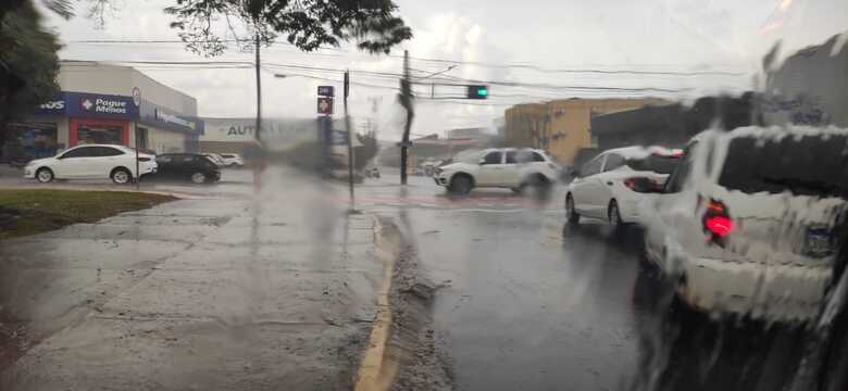 Chuva chegou com bastante intensidade em Campo Grande