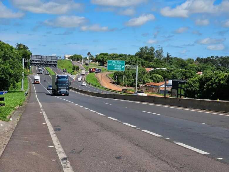 A penalidade para infração gravíssima é multa de R$1.467,35, sete pontos na CNH e suspensão de direito de dirigir por 12 meses.