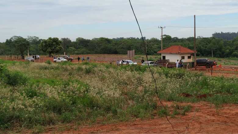 Movimentação na porteira da Fazenda Pantanal, onde ocorre o conflito nesta quinta-feira (07) - 