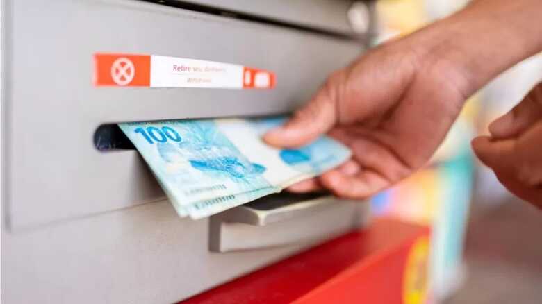 De janeiro a novembro, apenas em junho houve mais dep&oacute;sitos do que saques nas cadernetas.