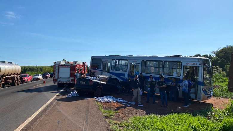 Carro ficou completamente destru&iacute;do com o impacto