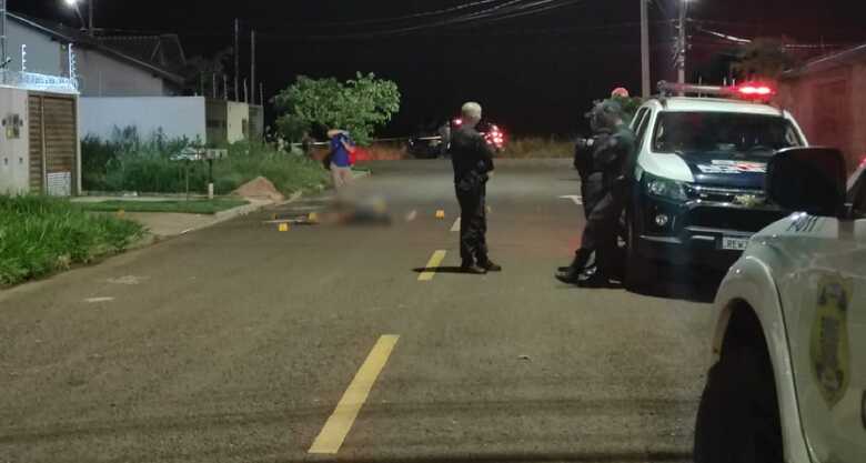 Perito fotografa cena do crime e tenta contabilizar cápsulas encontradas