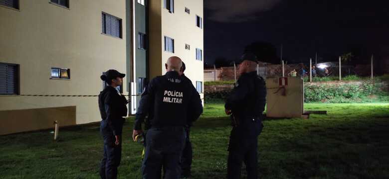 Pol&iacute;cia Militar isola o local dos fato at&eacute; a chegada da Pol&iacute;cia Civil