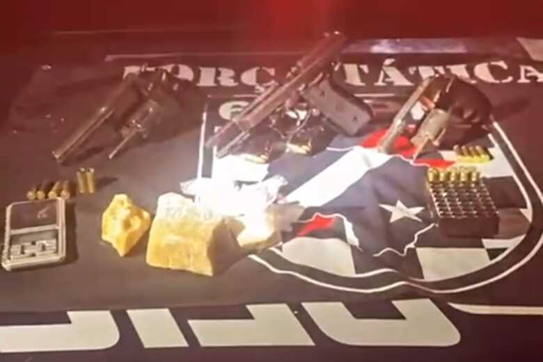 Drogas e armas apreendidas ap&oacute;s o confronto