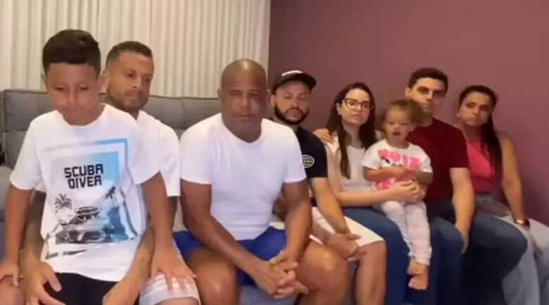 Marcelinho Carioca ao lado dos filhos e netos