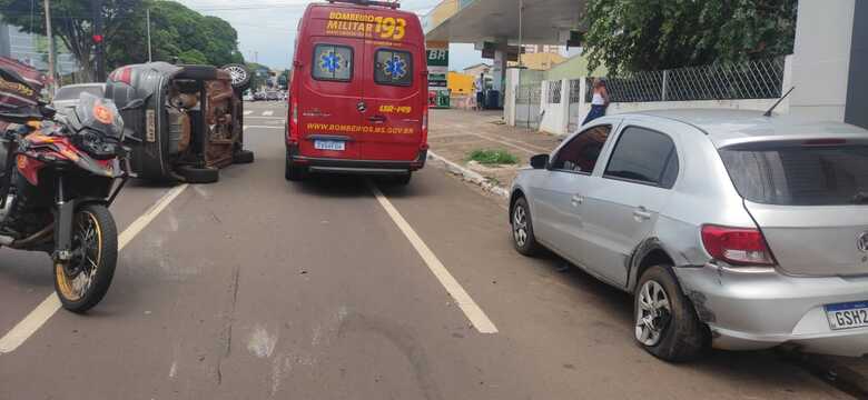 Carro tombou na pista ap&oacute;s atingir ve&iacute;culo estacionado