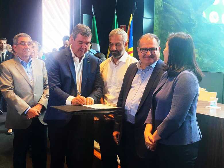 Prefeito de Porto Murtinho, Nelson Cintra; governador Eduardo Riedel; diretor-geral do DNIT, Fabricio Galvão; ministro dos Transportes, George Santoro; e a ministra do Planejamento e Orçamento Simone Tebet