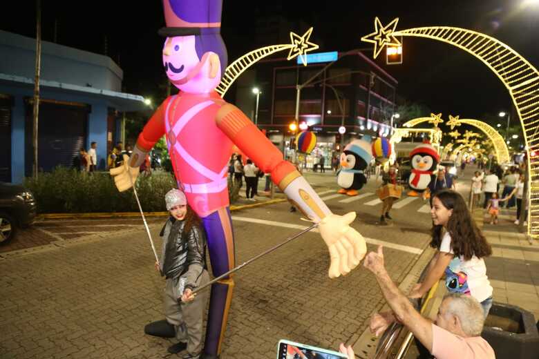 A tradicional parada natalina, que ser&aacute; a &uacute;ltima na 14 de julho, ter&aacute; in&iacute;cio hoje &agrave;s 19h.