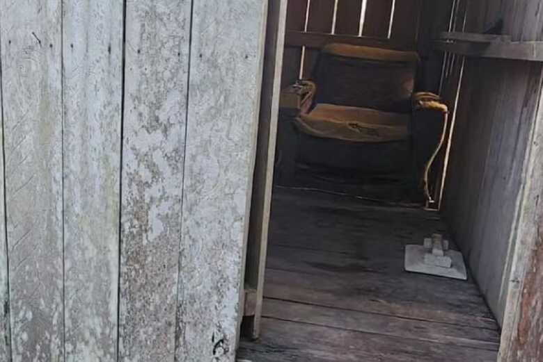 O menino ficava preso em uma casa de cac.orro, era agredido e ficava sem comida.