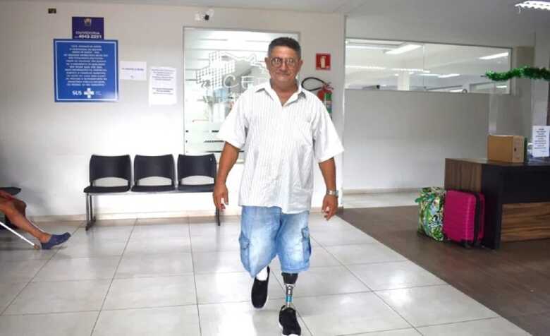 Seu João com a nova prótese: "Ficou tão confortável que não senti dor alguma. A APAE de Campo Grande está de parabéns".