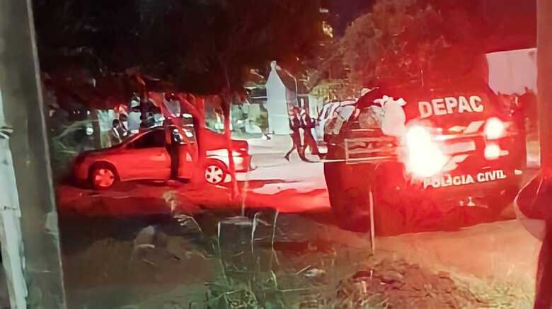 Movimenta&ccedil;&atilde;o policial na rua em que aconteceu o homic&iacute;dio