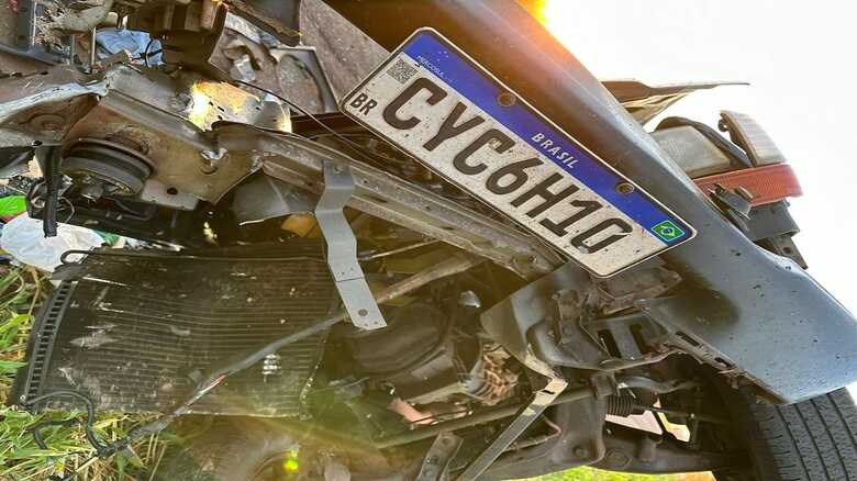 Caminhonete ficou completamente destru&iacute;da