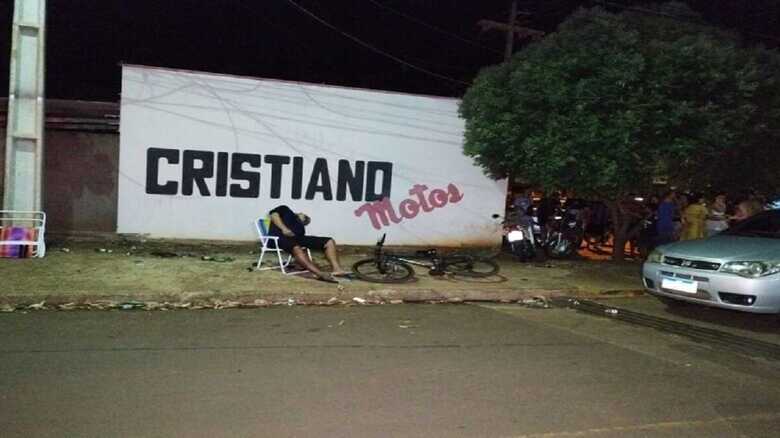 Vítima foi morta a tiros enquanto estava sentada em uma cadeira