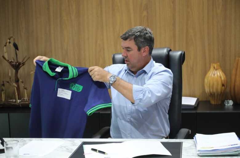 Governador Eduardo Riedel apresentando o novo uniforme aos secretários